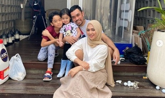 Ahmad Sahroni bersama istri dan anak-anaknya. [Instagram @ahmadsahroni88]